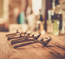 Klassiek barbiergereedschap op een houten werkblad
