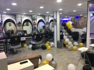 De salon van Prince Barbershop in Vlissingen met kappersstoelen en spiegels