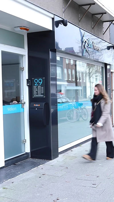 Ingang van de New You / Skinrenew studio aan de Dampoortweg in Middelburg