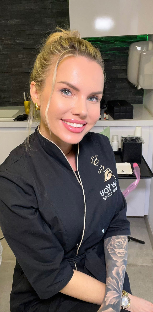 Elena Troubatch, oprichter van New You permanente make-up, in haar studio
