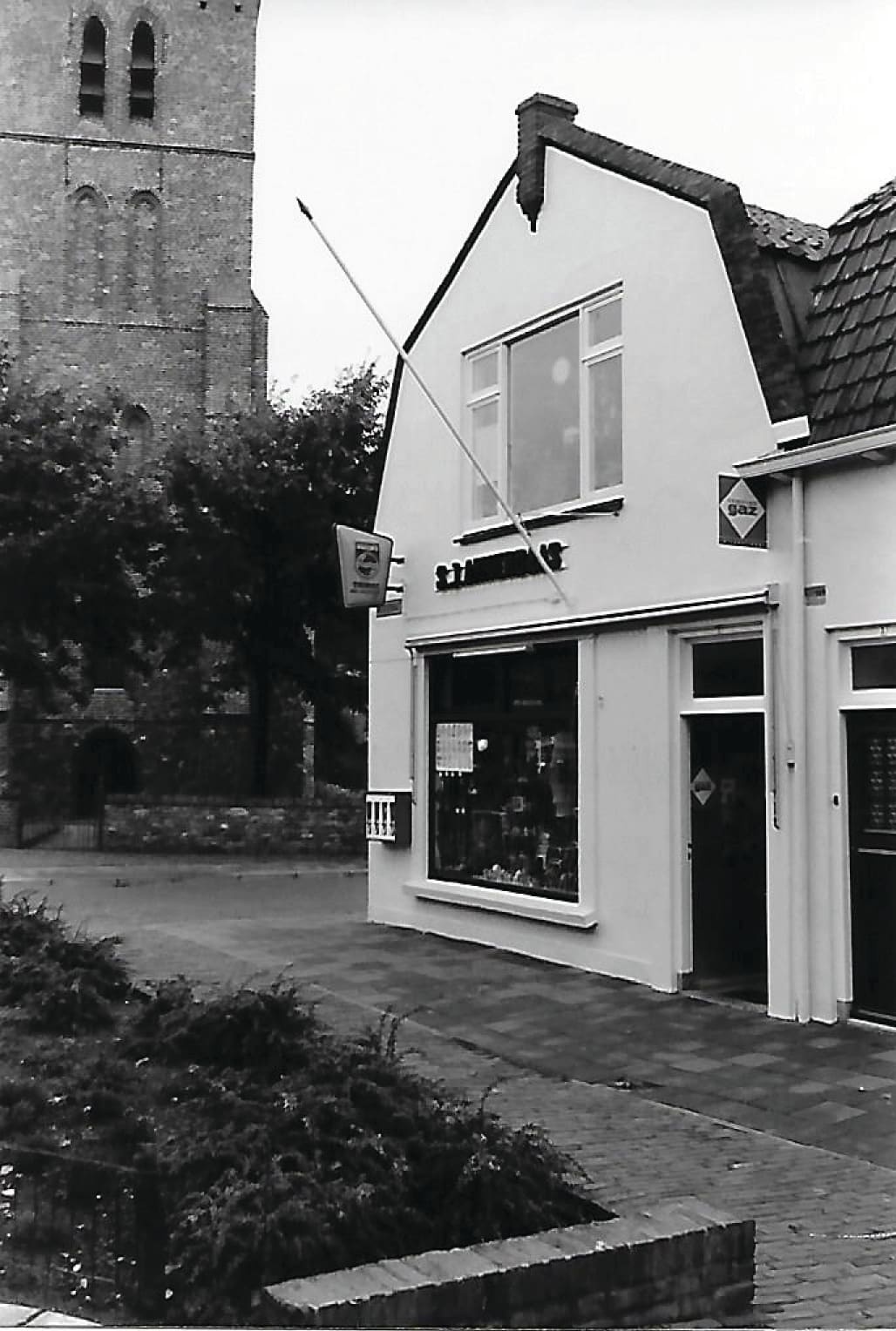 Het oude winkelpand aan de Weststraat, met op de achtergrond de kerktoren van Domburg