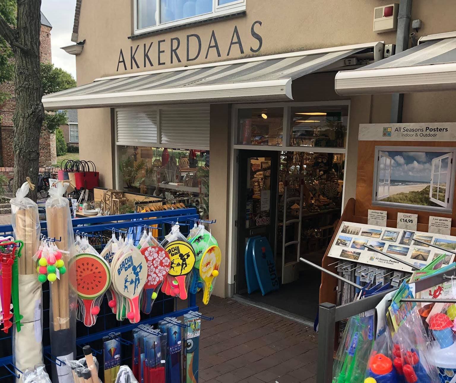 De winkel van buiten in de zomer, met strandartikelen en schepjes voor de deur