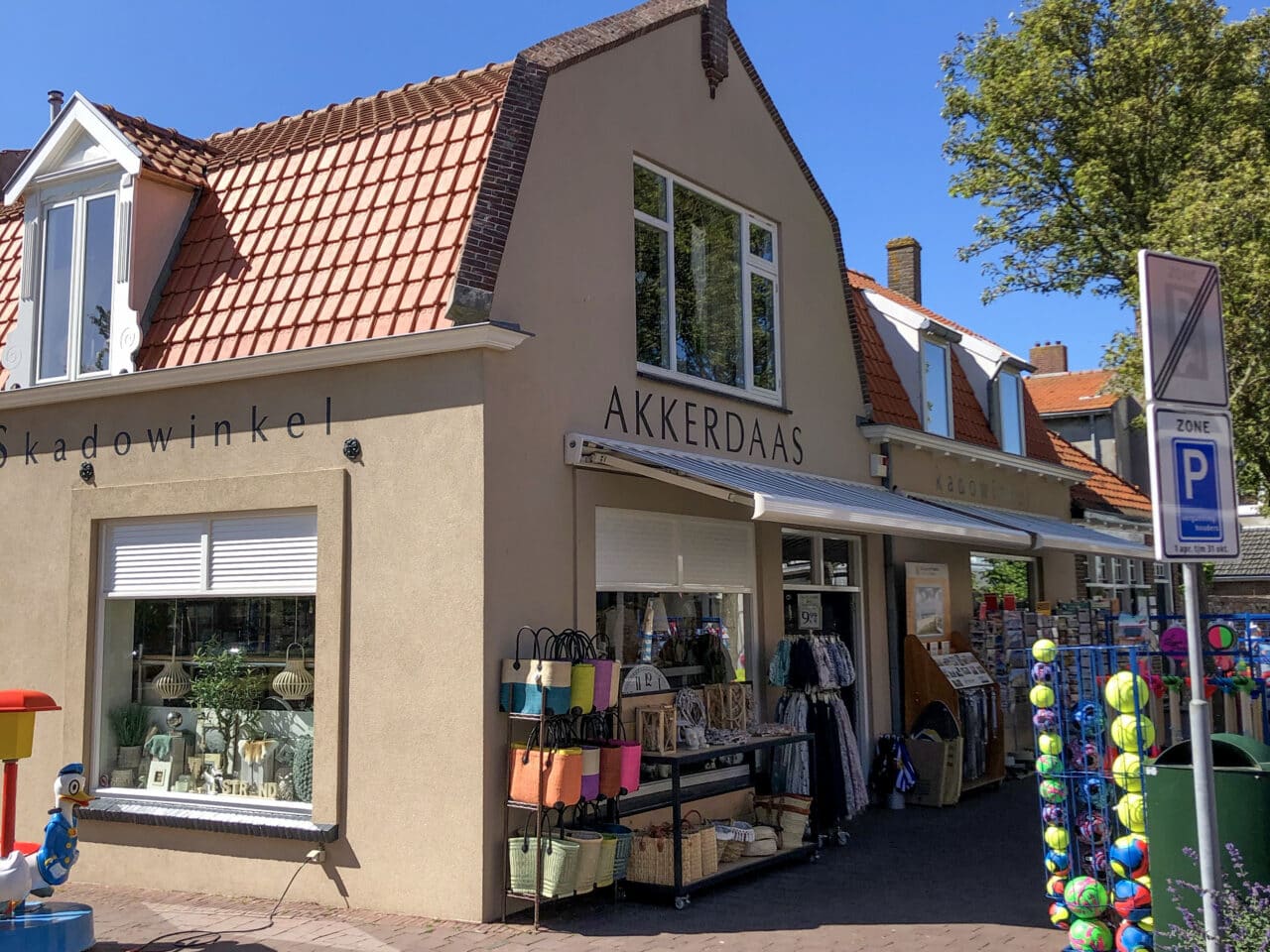 De winkel van Akkerdaas aan de Weststraat, met de naam op de gevel en uitstallingen op straat