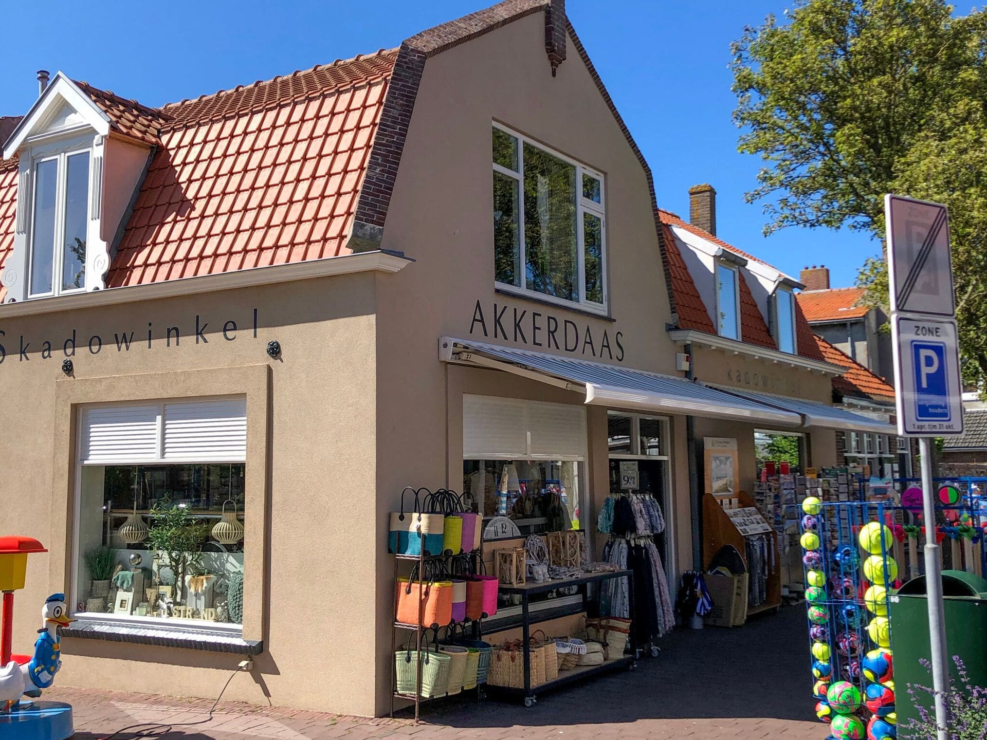 De gevel van Akkerdaas Kadowinkel met tassen en ballen buiten uitgestald