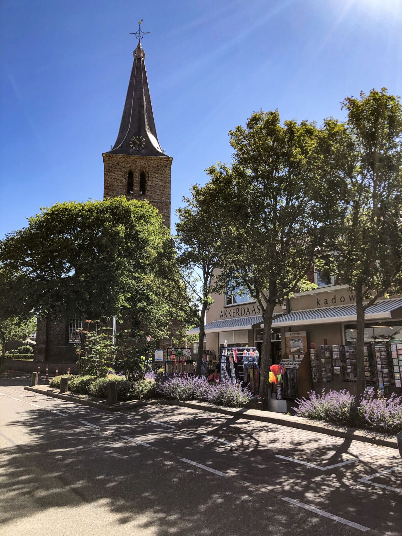 De kerktoren van Domburg met daarnaast de winkelstraat