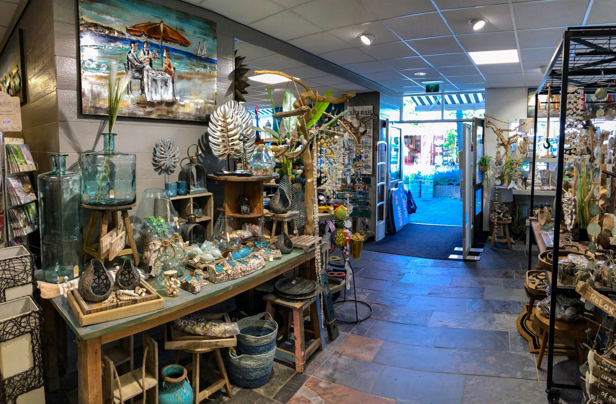 Binnen in Akkerdaas Kadowinkel, met zicht door de winkel naar de deur en de Weststraat
