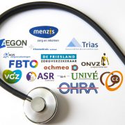 Stethoscoop op een overzicht van logo's van zorgverzekeraars