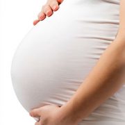 Zwangere vrouw met haar handen om haar buik