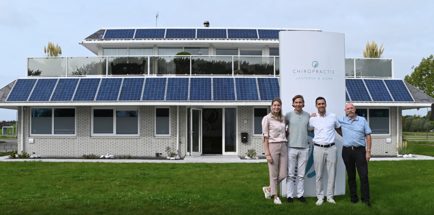 Het praktijkpand van Chiropractie Jasperse en Oonk aan de Nieuwe Vlissingseweg in Vlissingen, met vier medewerkers voor de ingang