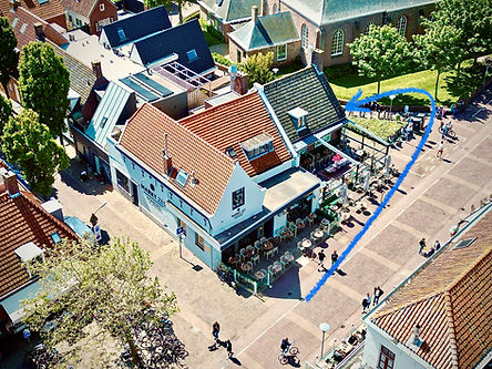 Luchtfoto van het pand aan de Markt met het terras en de looproute erlangs