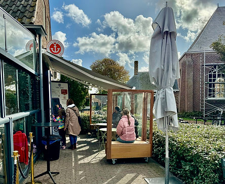 Het afhaalpunt van The Famous Fish Market aan de Markt in Domburg