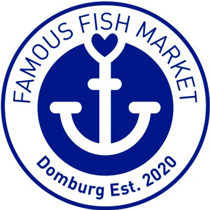 Het ronde blauwe logo van The Famous Fish Market met een anker en een hartje, Domburg Est. 2020