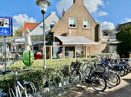 Het afhaalpunt van The Famous Fish Market aan de Markt in Domburg, gezien vanaf de fietsenstalling