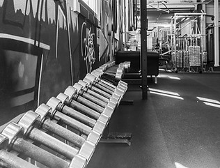 Trainingsruimte van Sportbox Domburg waar leden vrij kunnen trainen