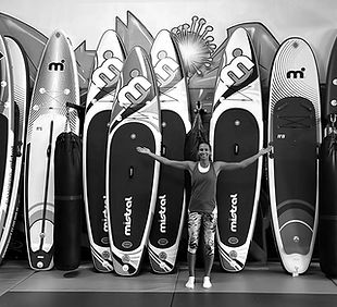 Rij SUP boards van Sportbox Domburg tegen de wand