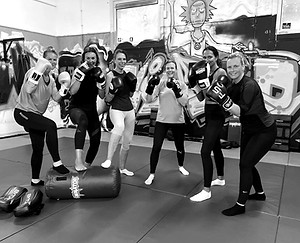 Groep deelnemers met bokshandschoenen tijdens de bokstraining van Sportbox Domburg